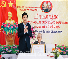Đồng chí Phó Bí thư Thường trực Tỉnh ủy, Chủ tịch HĐND tỉnh Trần Quốc Toản trao Huy hiệu 80 năm tuổi Đảng tặng đảng viên tại xã Đông Tảo