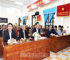 Bí thư Tỉnh ủy Nguyễn Hữu Nghĩa trao Huy hiệu Đảng và tặng quà Tết các đảng viên cao tuổi Đảng tiêu biểu tại thành phố Hưng Yên