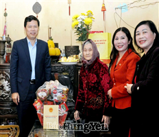 Đồng chí Phó Bí thư Thường trực Tỉnh ủy, Chủ tịch HĐND tỉnh Trần Quốc Toản thăm, tặng quà Bà mẹ Việt Nam Anh hùng tại thành phố Hưng Yên