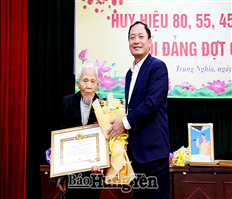 Đồng chí Phó Bí thư Tỉnh uỷ, Chủ tịch UBND tỉnh Trần Quốc Văn trao Huy hiệu Đảng và tặng quà Tết tại thành phố Hưng Yên