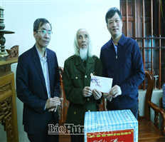 Phó Chủ tịch Thường trực HĐND tỉnh Lê Xuân Tiến thăm, tặng quà Tết tại huyện Văn Lâm