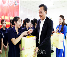 Đồng chí Bí thư Tỉnh ủy Nguyễn Hữu Nghĩa thăm, tặng quà công nhân, người lao động nhân dịp Tết Nguyên đán