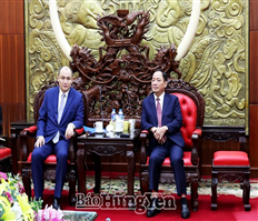 Chairman of the Provincial People's Committee Tran Quoc Van receives and works with the delegation of the Embassy of the Republic of Kazakhstan to Vietnam