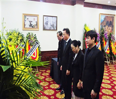 Đoàn đại biểu tỉnh Hưng Yên viếng đồng chí Khamtay Siphandone