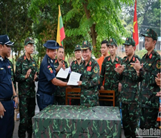 Đoàn cứu nạn, cứu hộ Quân đội nhân dân Việt Nam tặng vật phẩm cứu trợ cho Myanmar