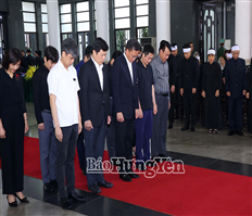 Đoàn đại biểu tỉnh Hưng Yên viếng nguyên Chủ tịch nước Trần Đức Lương