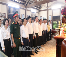 Các đồng chí lãnh đạo tỉnh dâng hương, dâng hoa tưởng nhớ Chủ tịch Hồ Chí Minh