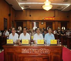 Phó Bí thư Thường trực Tỉnh ủy, Chủ tịch HĐND tỉnh Trần Quốc Toản và đại biểu HĐND tỉnh tiếp xúc cử tri thành phố Hưng Yên