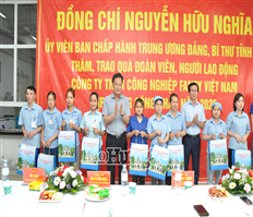 Bí thư Tỉnh ủy Nguyễn Hữu Nghĩa thăm, tặng quà đoàn viên, người lao động nhân Tháng Công nhân