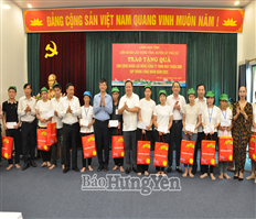 Phó Chủ tịch Thường trực HĐND tỉnh Lê Xuân Tiến tặng quà người lao động có hoàn cảnh khó khăn