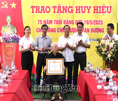 Chủ tịch UBND tỉnh Trần Quốc Văn trao Huy hiệu 75 năm tuổi Đảng tại các huyện: Văn Lâm, Khoái Châu