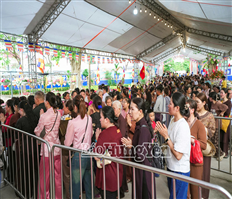 Khoảng 300.000 lượt người về chiêm bái Xá lợi Đức Phật tại Chùa Chuông