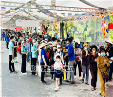 Nhiều hoạt động hỗ trợ phật tử, người dân về chùa Chuông chiêm bái Xá lợi Đức Phật