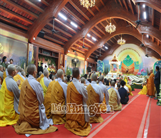 Cung tiễn Xá lợi Đức Phật từ chùa Chuông về chùa Quán Thế Âm, thành phố Đà Nẵng