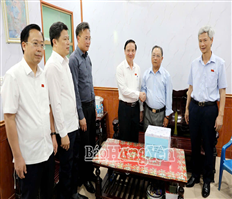 Phó Chủ tịch Quốc hội Nguyễn Khắc Định thăm, tặng quà thương binh tại Hưng Yên