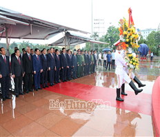 Dâng hương, dâng hoa tưởng nhớ Tổng Bí thư Nguyễn Văn Linh