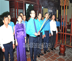 Đoàn đại biểu Tổng Liên đoàn Lao động Việt Nam dâng hương, dâng hoa tưởng niệm Tổng Bí thư Nguyễn Văn Linh