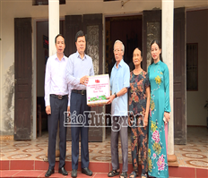 Đồng chí Trần Quốc Toản, Phó Bí thư Thường trực Tỉnh uỷ thăm, tặng quà người có công