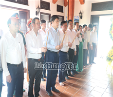 Đoàn cán bộ tỉnh dâng hương, dâng hoa tưởng niệm các Anh hùng liệt sĩ tại Quảng Trị và Hà Tĩnh