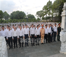 Đoàn cán bộ tỉnh Hưng Yên dâng hương, dâng hoa tưởng niệm các anh hùng liệt sĩ tại tỉnh Quảng Trị