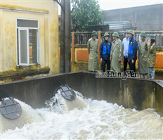 Phó Chủ tịch Thường trực UBND tỉnh Nguyễn Quang Hưng và Phó Chủ tịch UBND tỉnh Nguyễn Hùng Nam kiểm tra công tác tiêu úng