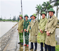 Đồng chí Nguyễn Quang Hưng, Phó Chủ tịch Thường trực UBND tỉnh đi kiểm tra, chỉ đạo công tác phòng, chống bão số 3 tại xã Đông Thái Ninh và Khu công nghiệp Liên Hà Thái