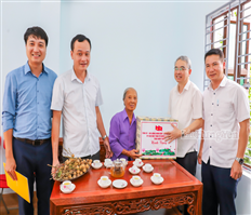 Tặng quà tri ân thương binh, bệnh binh, gia đình chính sách, người có công với cách mạng