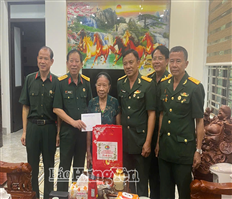 Các đơn vị, địa phương trong tỉnh: Thăm, tặng quà gia đình chính sách, người có công với cách mạng