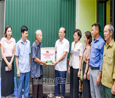 Đồng chí Đặng Thanh Giang, Phó Chủ tịch HĐND tỉnh thăm, tặng quà gia đình chính sách, người có công với cách mạng