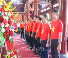 Dâng hương, dâng hoa tưởng niệm Chủ tịch Hồ Chí Minh, đồng chí Nguyễn Đức Cảnh, Tổng Bí thư Nguyễn Văn Linh, các Mẹ Việt Nam anh hùng, các anh hùng liệt sĩ