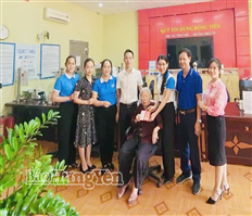 Xã Việt Tiến: Trao sổ tiết kiệm tặng vợ liệt sĩ