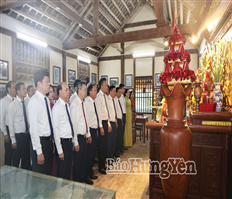 Dâng hương, dâng hoa tưởng nhớ Chủ tịch Hồ Chí Minh, đồng chí Nguyễn Đức Cảnh, Tổng Bí thư Nguyễn Văn Linh và tưởng niệm các Mẹ Việt Nam anh hùng, các anh hùng liệt sĩ