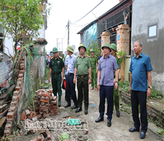 Đồng chí Nguyễn Khắc Thận, Phó Bí thư Tỉnh ủy, Chủ tịch UBND tỉnh kiểm tra công tác khắc phục hậu quả thiên tai