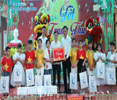 Đồng chí Bí thư Tỉnh ủy Nguyễn Hữu Nghĩa tặng quà Trung thu tại Làng trẻ em SOS Thái Bình