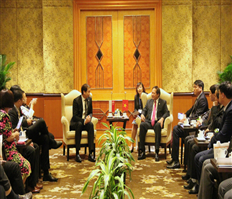 Bộ trưởng Bộ TT&TT Trương Minh Tuấn tiếp Chủ tịch Liên đoàn Sản xuất Singapore