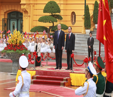 Chủ tịch nước Trần Đại Quang đón tiếp Tổng thống Hoa Kỳ Donald Trump